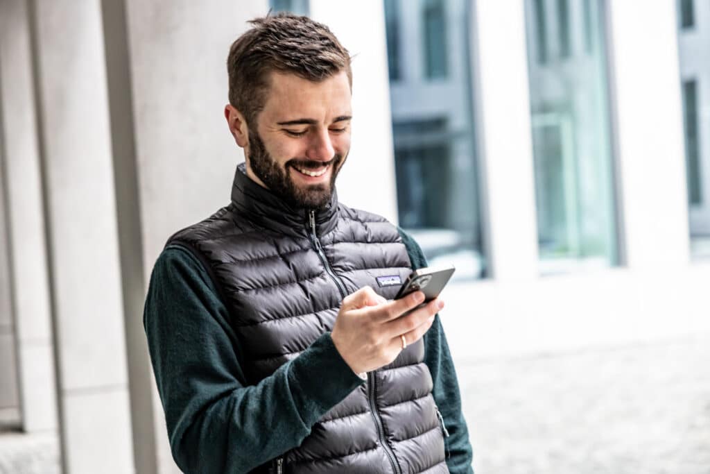 Gehalt in der Unternehmensberatung - Niclas mit Telefon
